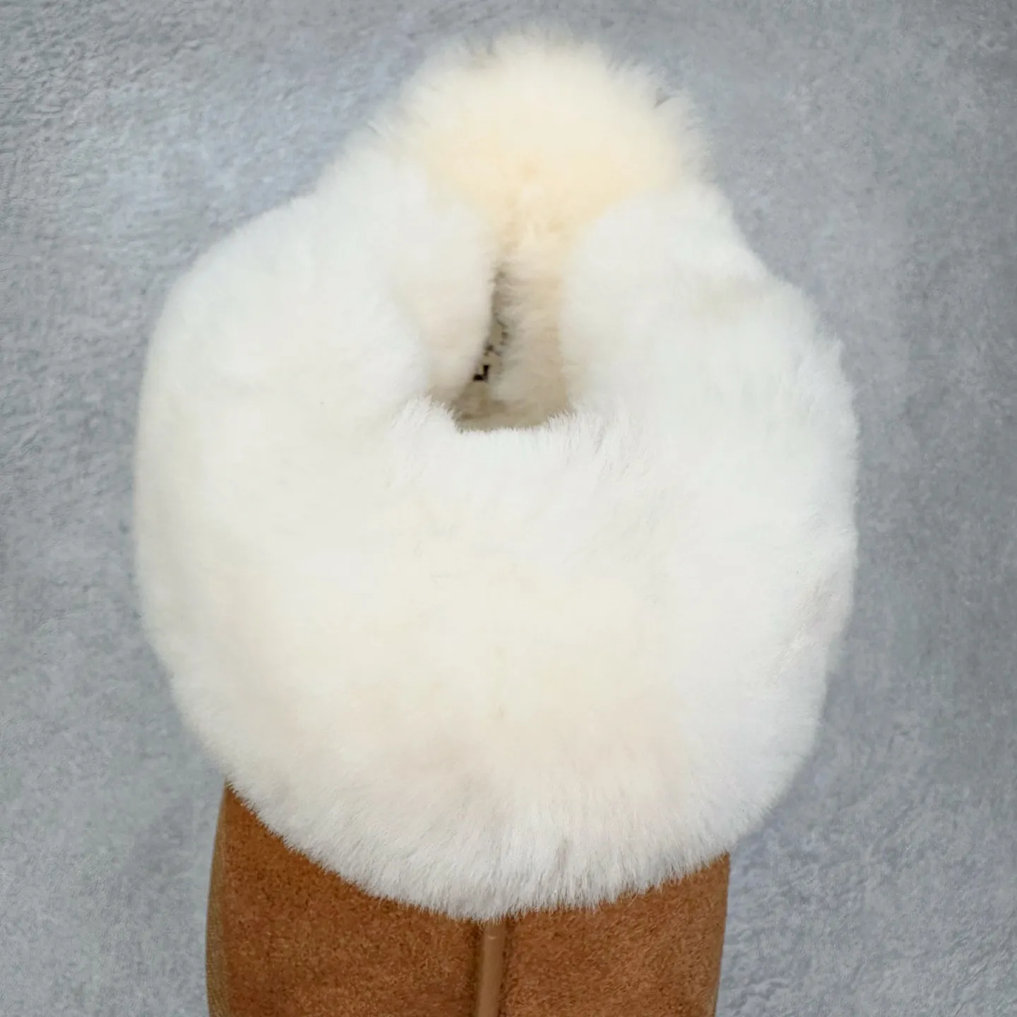 Pick up locally 💰 440 UGG slippers 2550 Star thin-soled autumn and winter sheep fur integrated snow boots. All shoes are made from the same factory as ZP. Longfeng A-grade Australian imported sheep fur integrated brand OEM production line. Fully follow the ZP process. OEM original pattern maker. Adhering to the principle of no original shoes and no development selection. Pay attention to every detail. The most authentic version on the market TREADLITE "Light Wing" technology outsole Lightweight/durable/flexible/pile size: 35 36 37 38 39 40 Coding: by2936040